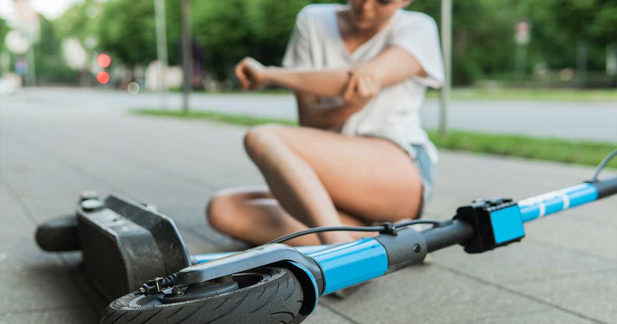 Nainen kaatunut potkulaudalla